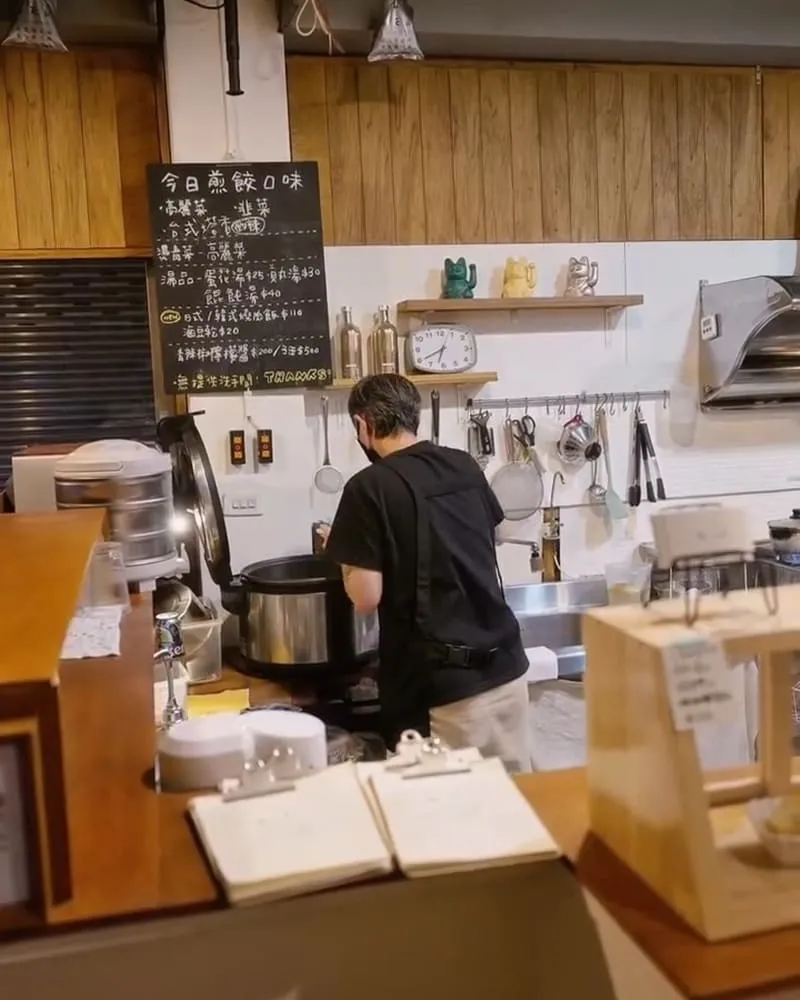 敬.人生 店主現場煎餃、手工包餡工作畫面