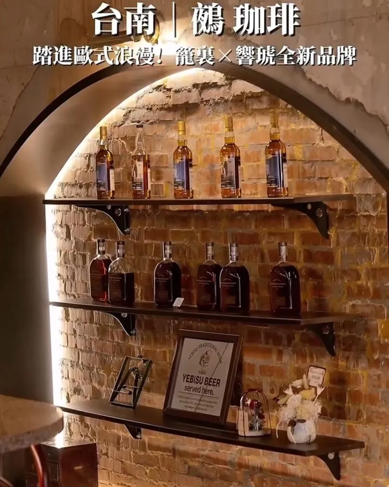 鵺珈琲 Nue Café 挑高空間與紅磚牆交錯的復古設計風格
