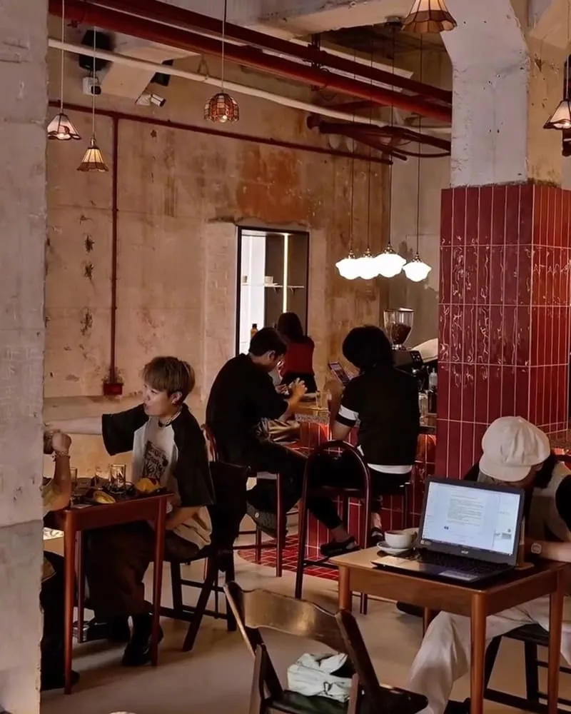 台南鵺珈琲 Nue Café 歐風紅色吧檯搭配懷舊吊燈