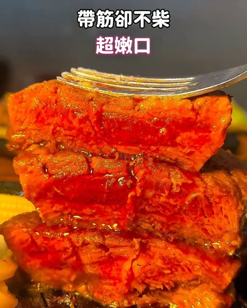 板腱牛排、豬排與雞排等招牌排餐,結實多汁,擺盤精美