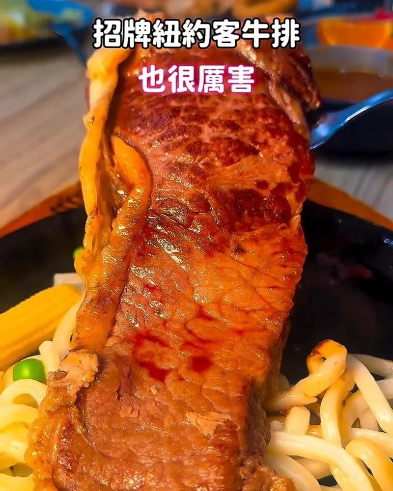 板腱牛排、豬排與雞排等招牌排餐,結實多汁,擺盤精美