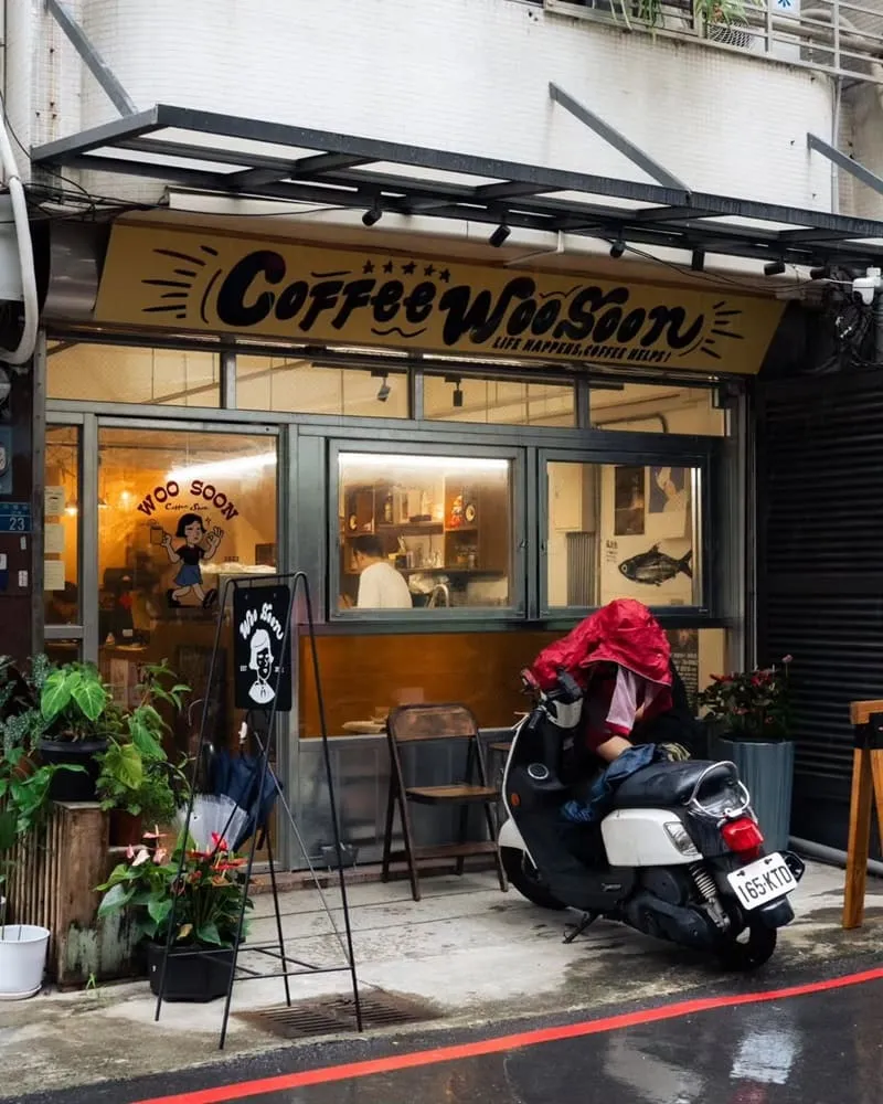 店面外觀:台中中區巷弄的有純咖啡廳店面外觀,靠近台中車站